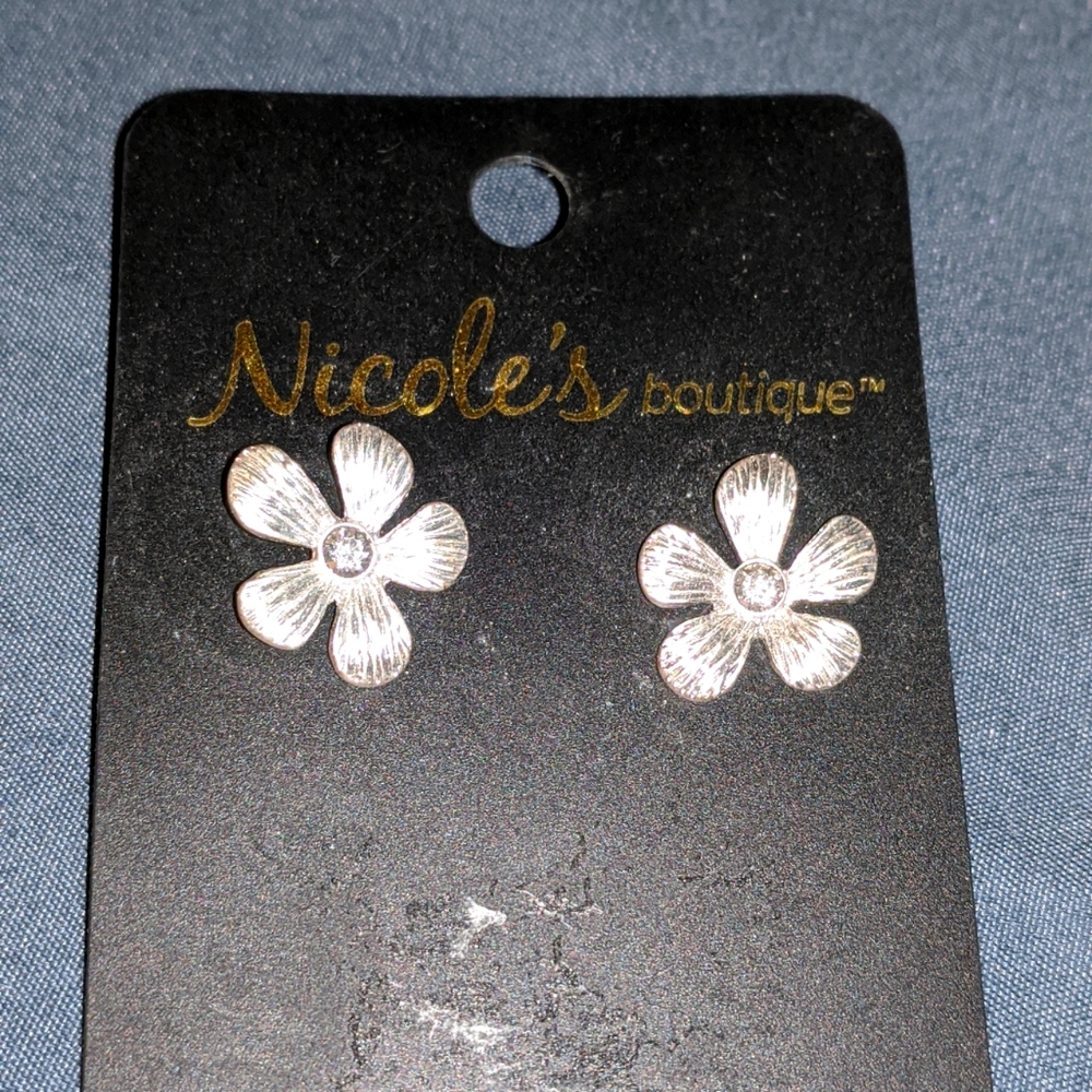 NWT! Nicole's Boutique Floral Earrings